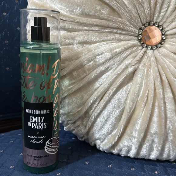 BATH & BODY WORKS SET. . . EMILY IN PARIS MACARON CLOUD SCENT - Picture 5 of 6